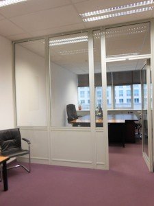 Poslovna stavba Brinje stoji za Bežigradom ob Dunajski cesti.