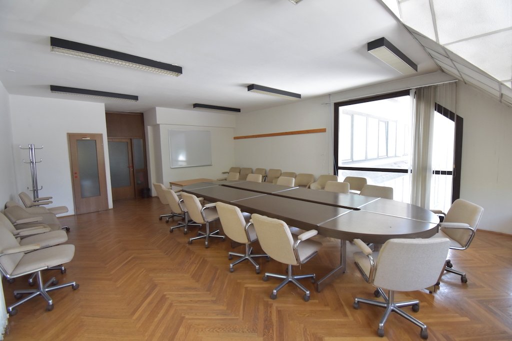 Naprodaj deli poslovne stavbe - Jesenice