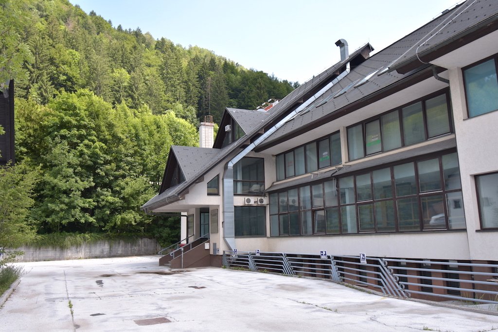 Naprodaj deli poslovne stavbe - Jesenice