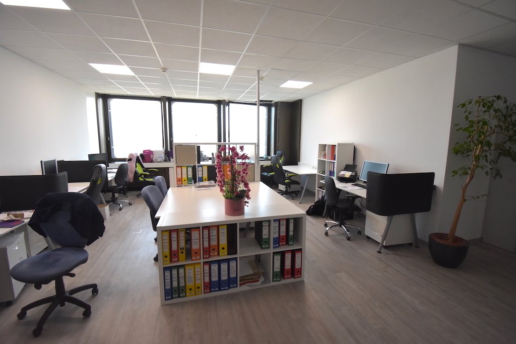 Poslovna stavba Delo