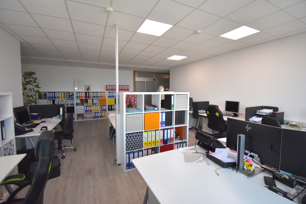 Poslovna stavba Delo