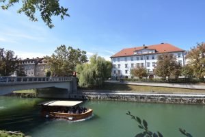 Poslovni prostor/lokal za najem ob Ljubljanici v središču Ljubljane