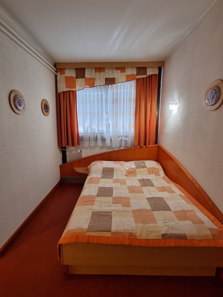 HOTEL ŽALEC, KAZINO S POTENCIALOM ZA PRENOVO, SLOVENIJA