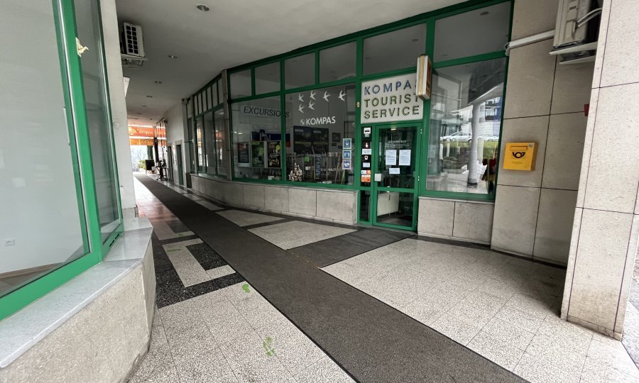 na Bledu oddamo prostor primeren za trgovski lokal ali kavarno