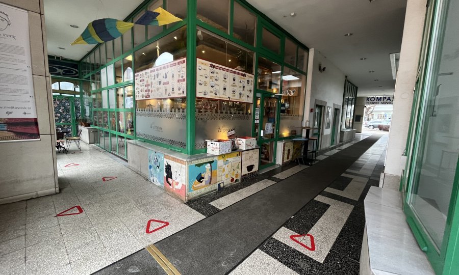 na Bledu oddamo prostor primeren za trgovski lokal ali kavarno