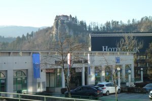 na Bledu oddamo prostor primeren za trgovski lokal ali kavarno