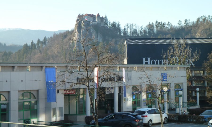 na Bledu oddamo prostor primeren za trgovski lokal ali kavarno